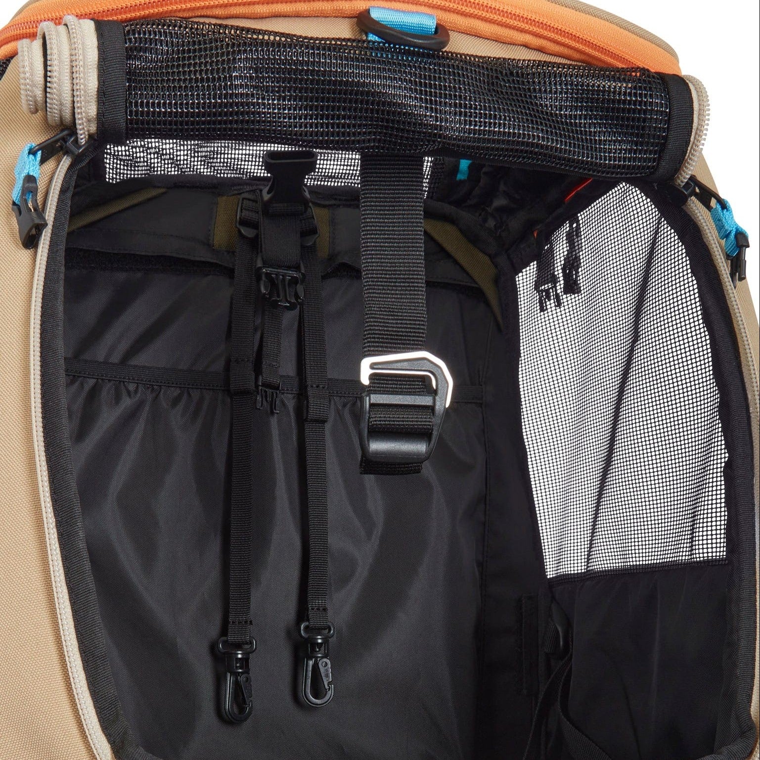 Convertiblecatbackpack_interior1DreamStudio.jpg